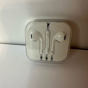 Apple White Wired Earbuds with In-Line Remote